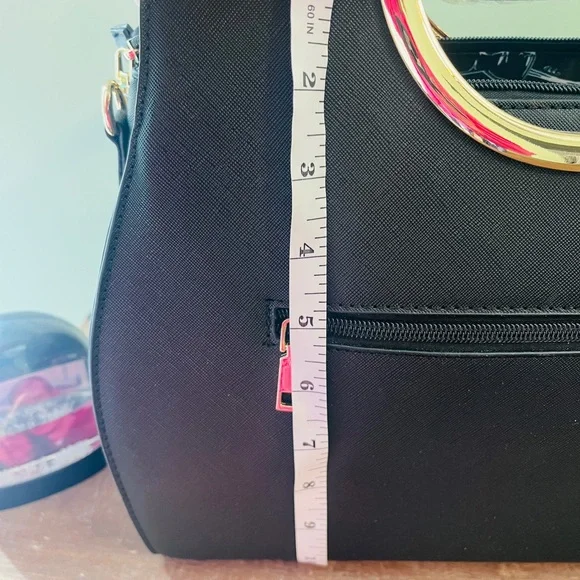 Elegant Black Handbag with Gold Accents - Picture 10 of 13